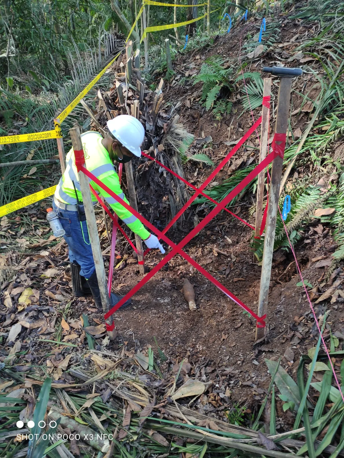 Vista aérea de una neutralización controlada en zona boscosa
