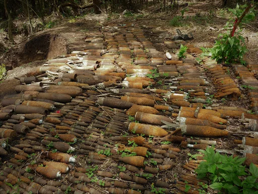 Equipo especializado acomodando material recuperado dentro de una excavación controlada